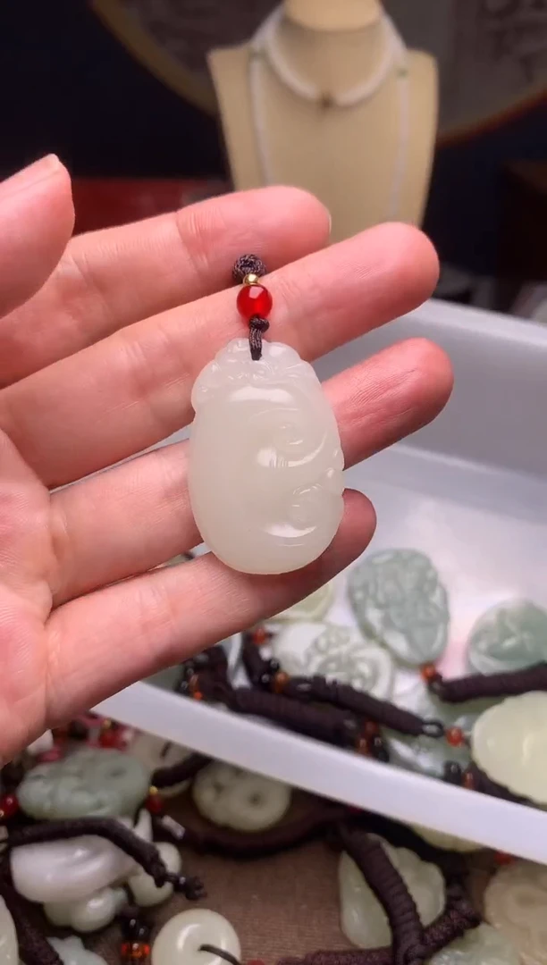玉新疆料青海料清水吊坠