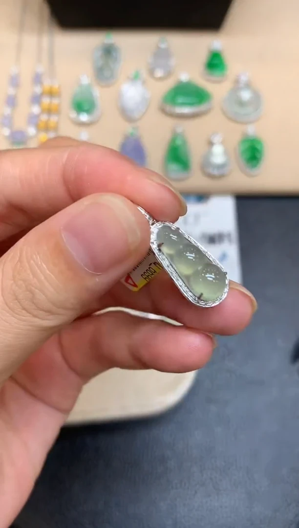 颈饰18K金镶嵌翡翠福豆【无服务费