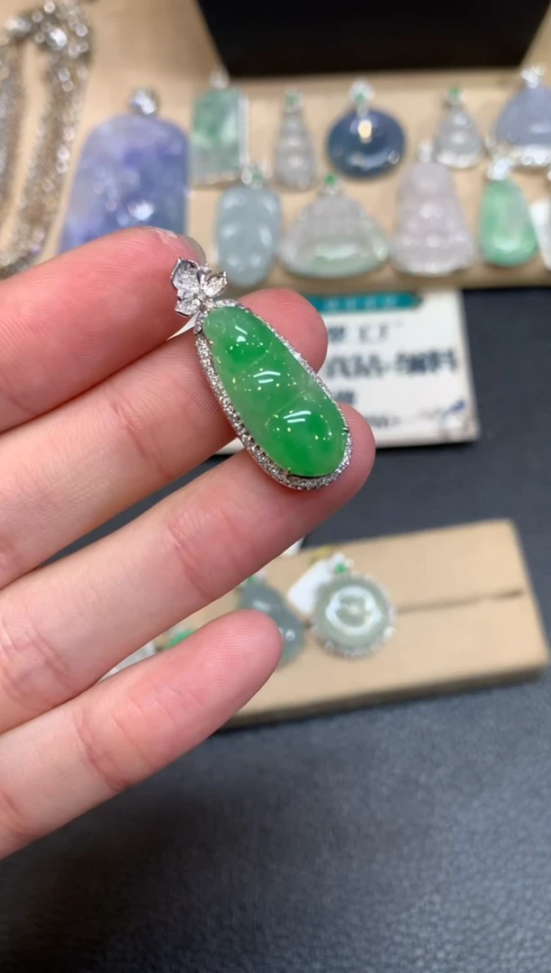 【闪购商品】翡翠颈饰18K金镶嵌福豆【无服务费】