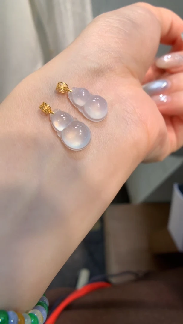 颈饰18K金镶嵌翡翠葫芦 多样性发一件