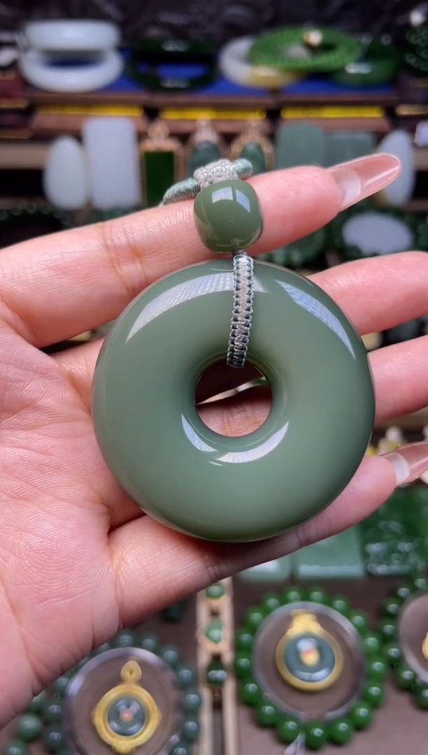 颈饰未镶嵌和田玉鸭蛋青无结构高荧光平安扣