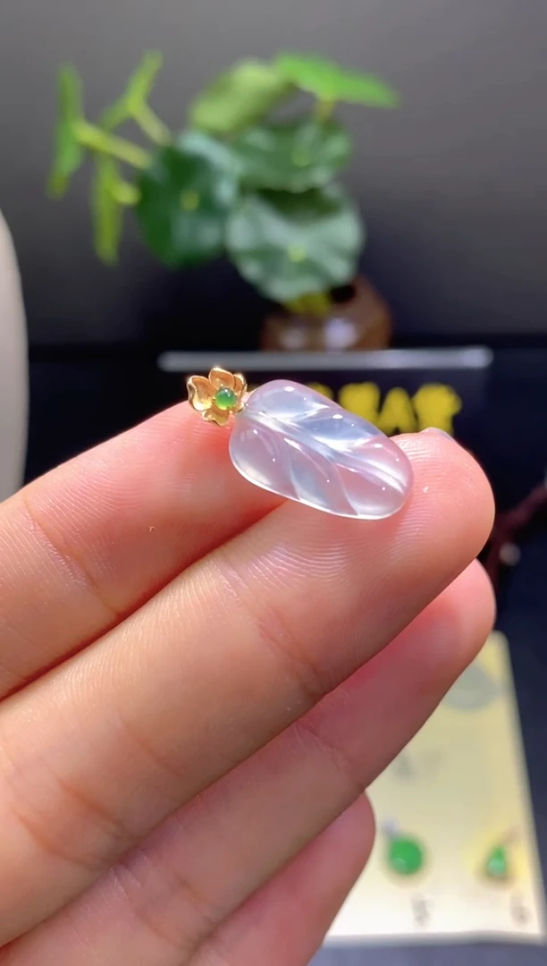 翡翠18K金镶嵌颈饰翡翠吊坠
