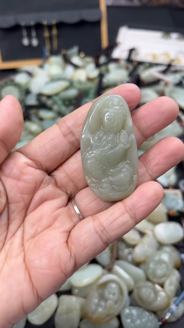 颈饰未镶嵌和田玉（多样性发一件）没有证书有瑕