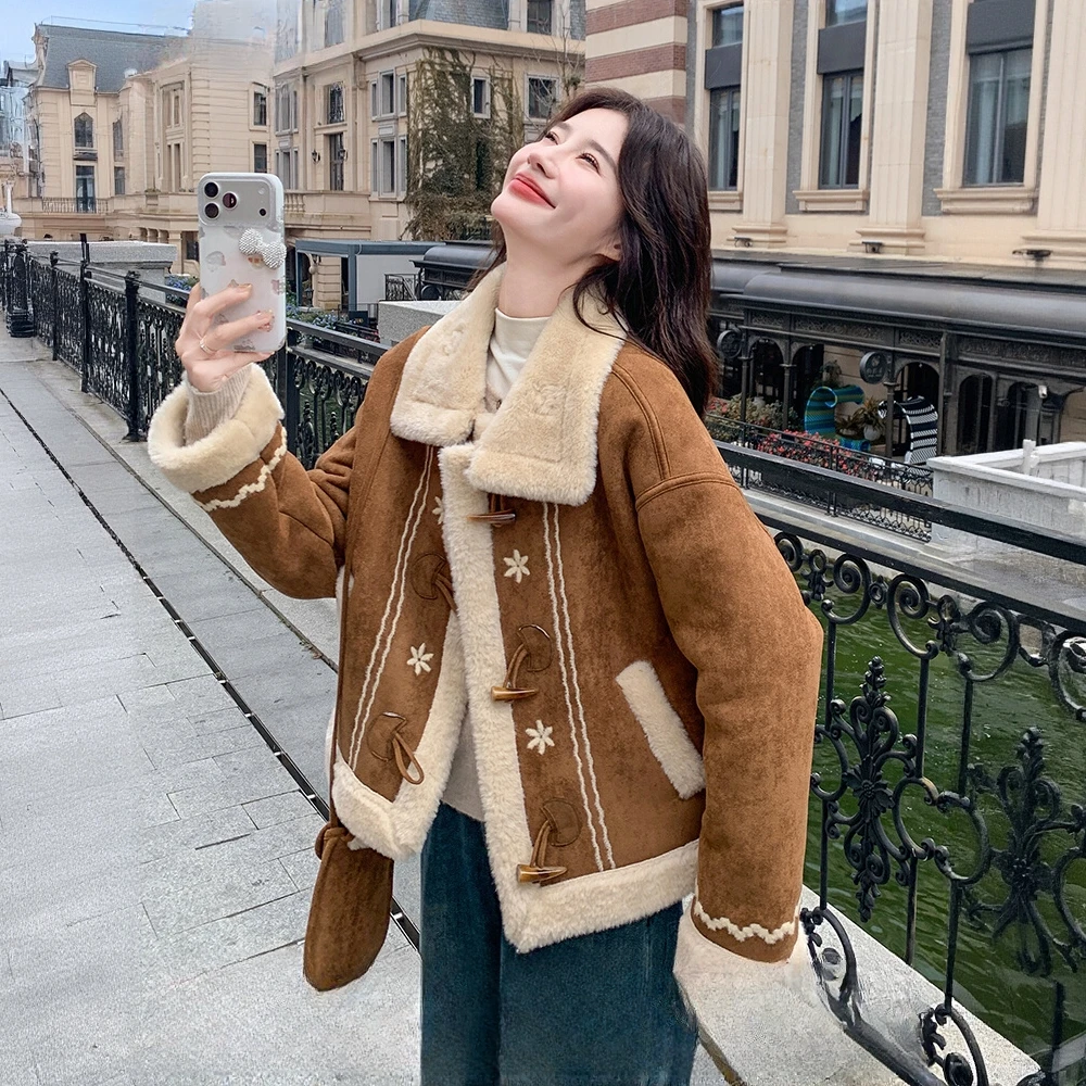 拉夏贝尔棕色复古刺绣羊羔毛外套2025冬季加厚短款牛角扣一体