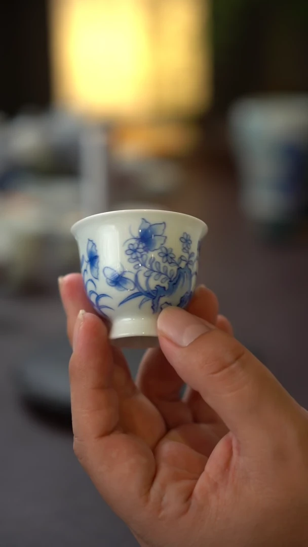 景德镇全手工手绘青花花卉带底小主人杯