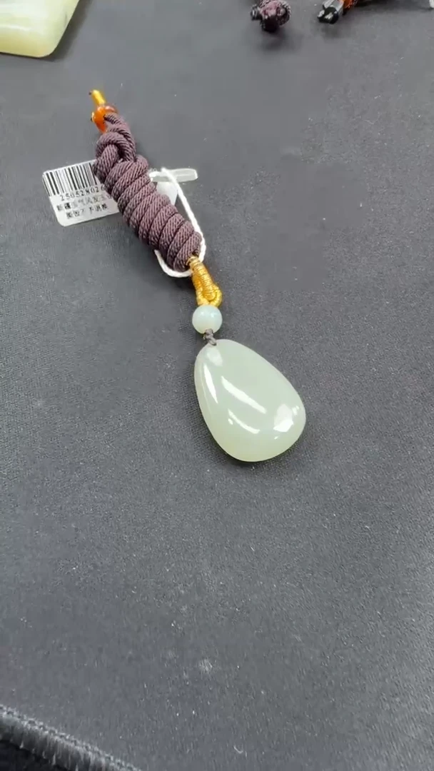 和田玉未镶嵌吊坠(赠链)且末近矿微色差无事牌吊坠