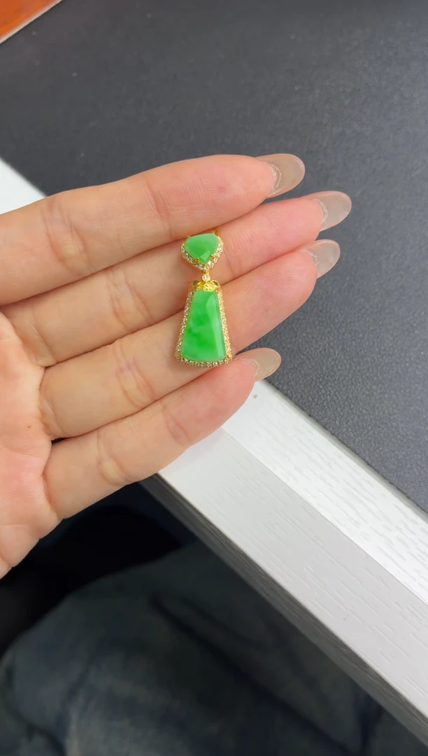 翡翠18K金镶嵌颈饰天然翡翠A货