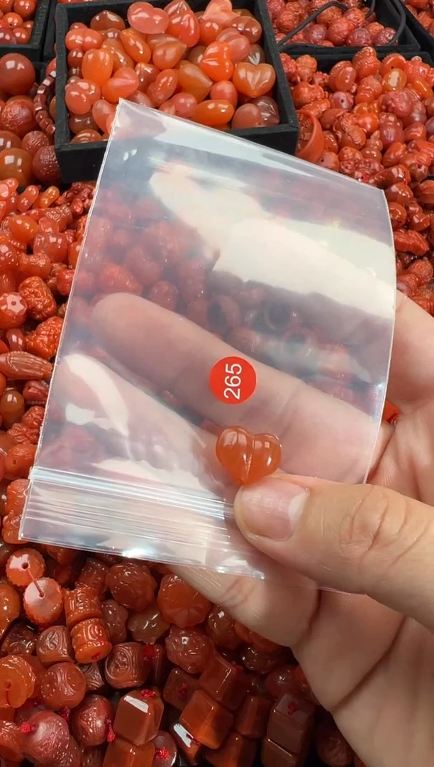 南红玛瑙未镶嵌颈饰1