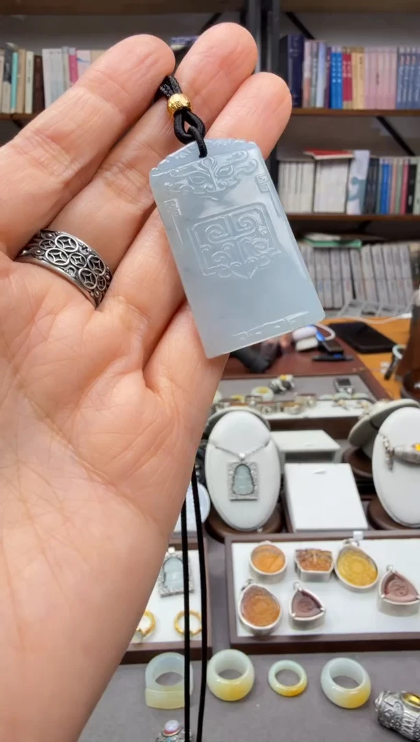 颈饰未镶嵌翡翠兽面纹吊坠