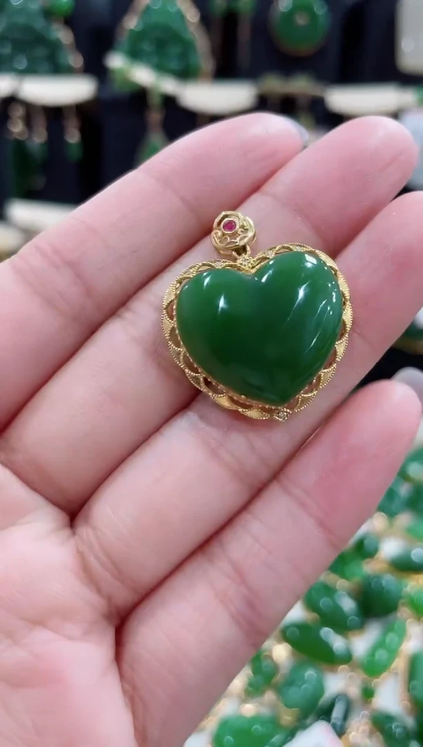 颈饰18K金镶嵌和田玉（碧玉）爱心
