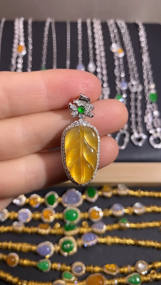 颈饰18K金镶嵌翡翠吊坠