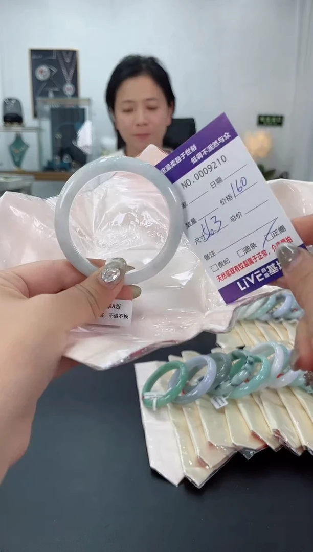 【闪购商品】翡翠手镯未镶嵌天然翡翠A货