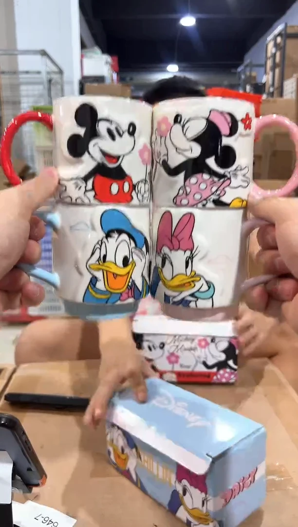 瓷片原盒米奇米妮拿花对杯加唐老鸭黛西托腮对杯