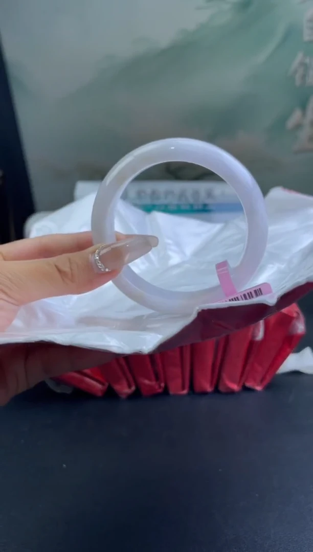 翡翠手镯未镶嵌1翡翠手镯(微瑕)
