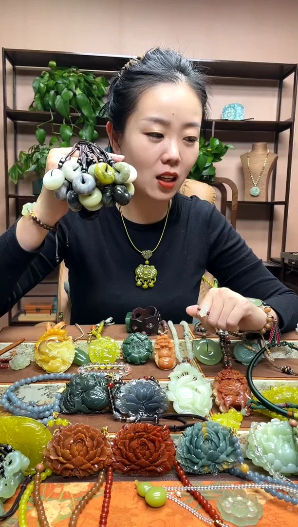 未镶嵌岫玉颈饰多样性发货发其中之一