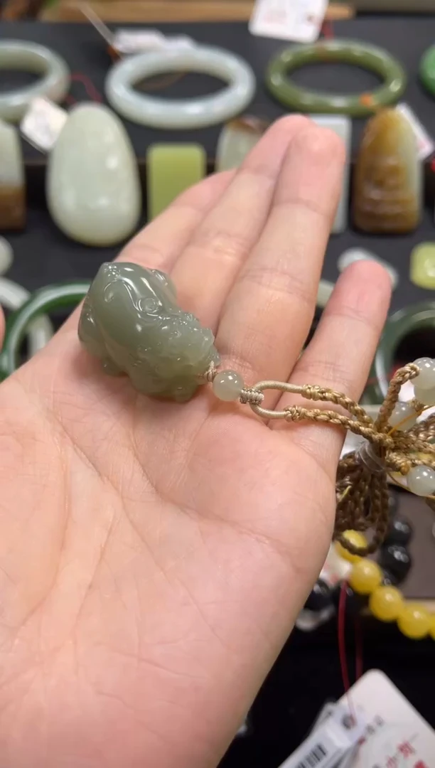 吊坠(不含链)未镶嵌和田玉且末青白玉貔貅