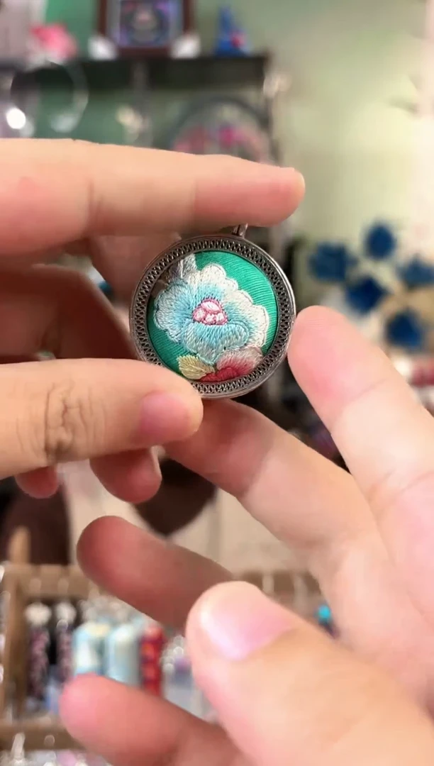 彩云南阁非遗老绣饰品218