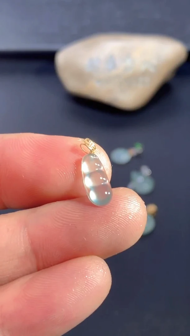 颈饰18K金镶嵌翡翠