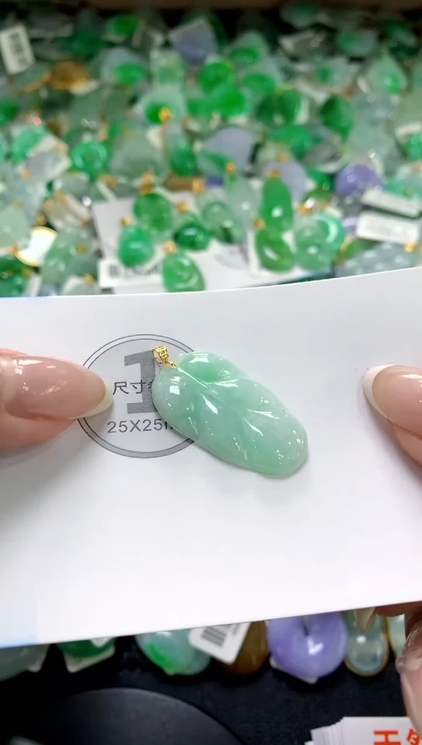 翡翠18K金镶嵌颈饰1111111111111111