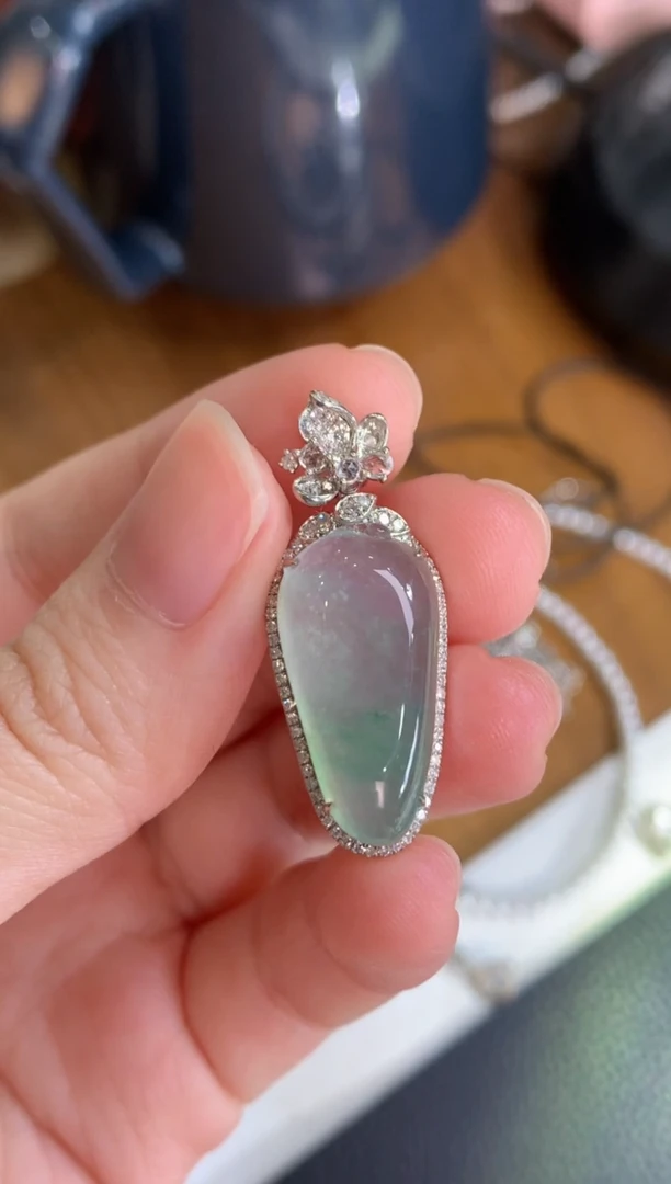 颈饰18K金镶嵌翡翠福瓜