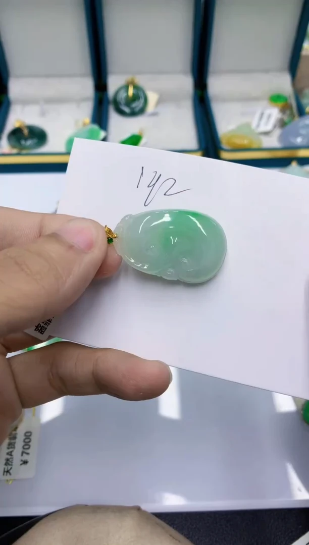 颈饰18K金镶嵌翡翠琴**欢翡翠