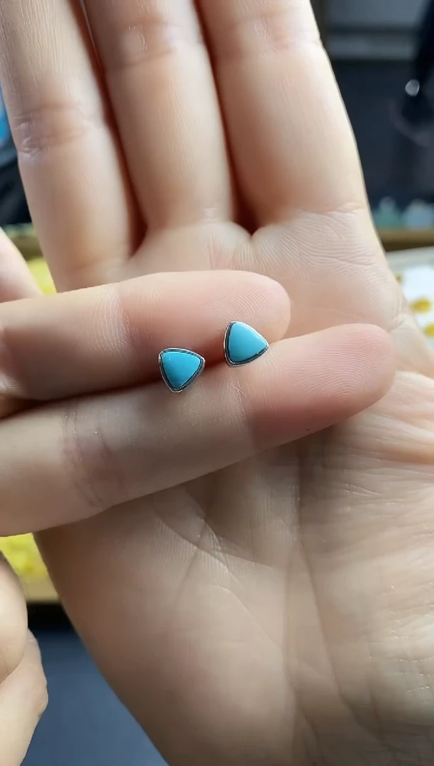 银S925镶嵌绿柱石耳钉爱****己111