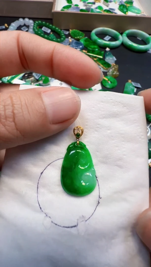 【闪购商品】翡翠吊坠(不含链)18K金镶嵌缅甸A货翡翠吊坠