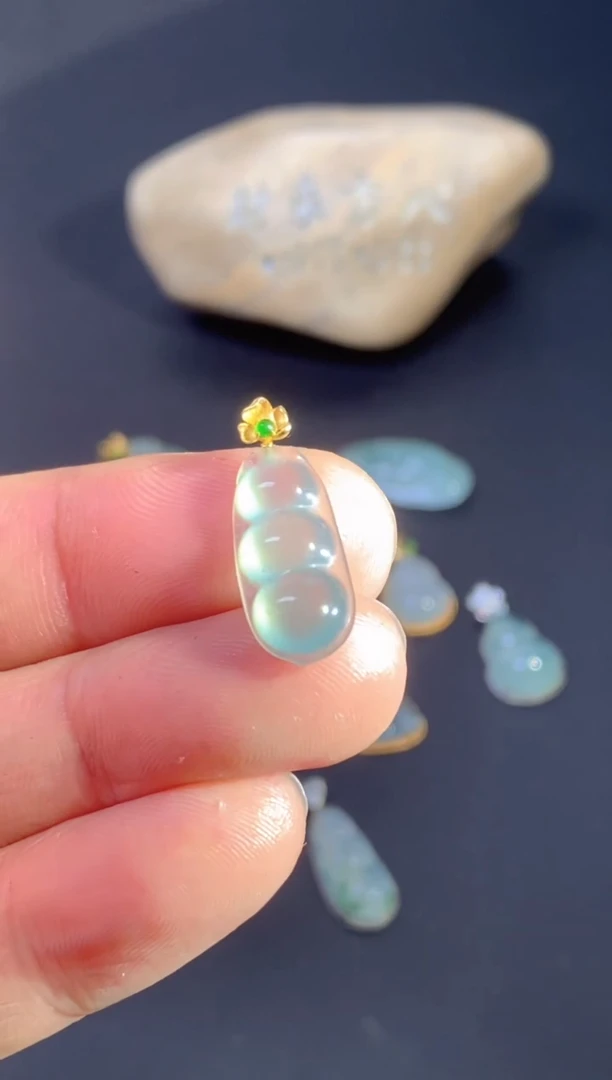 颈饰18K金镶嵌翡翠