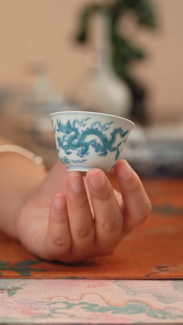 源明清忆斗彩绿龙小杯