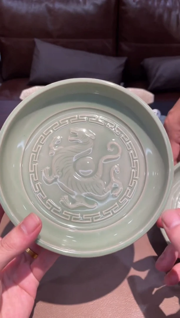 63窑承龙泉青瓷白虎壶承