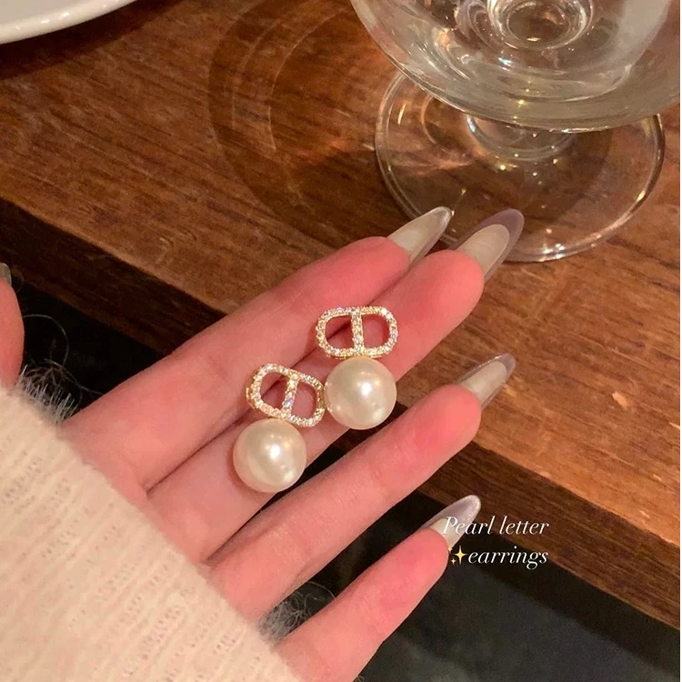 铜合金仿珍珠耳饰 秋冬贵气闪锆字母CD珍珠耳环女小香风轻奢耳钉