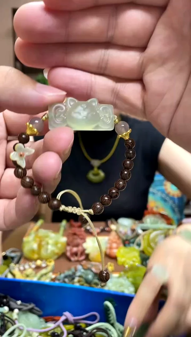 未镶嵌岫玉颈饰多样性发货发其中之一