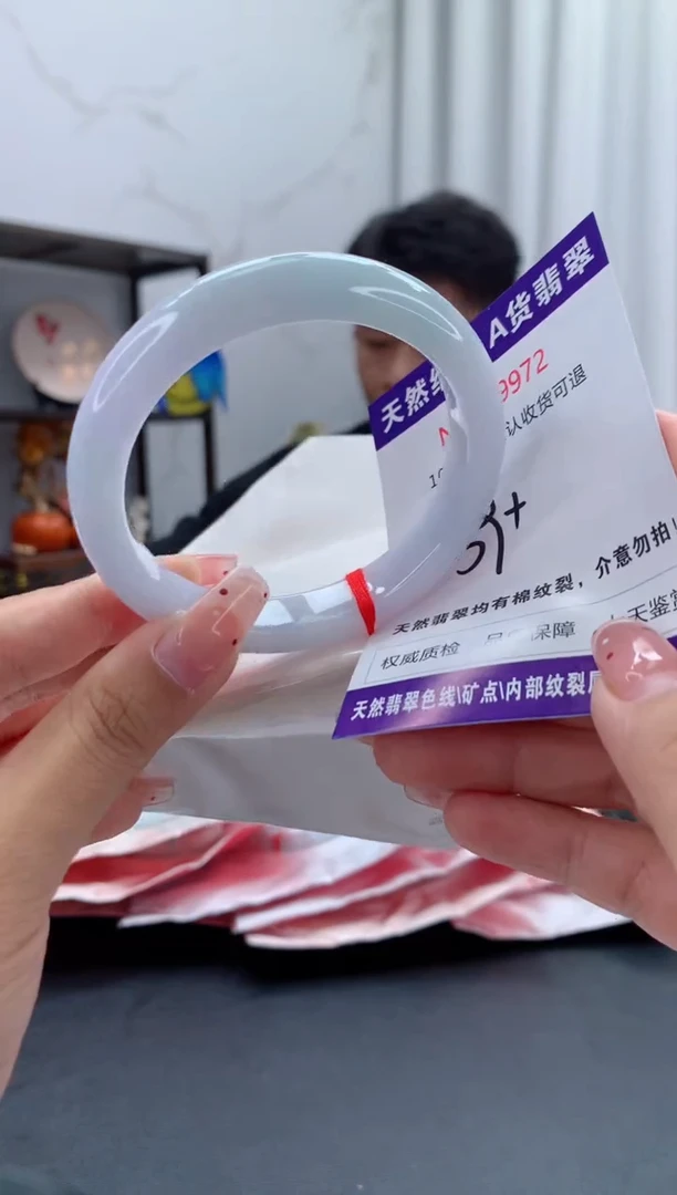 未镶嵌手镯翡翠有纹，完美者勿拍