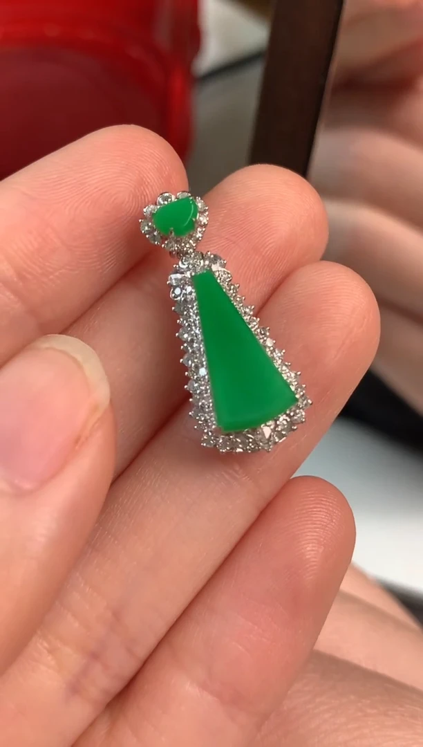 【闪购商品】翡翠颈饰18K金镶嵌绿无事