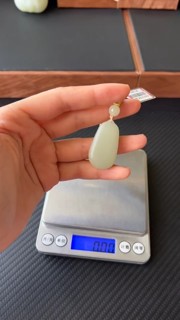 【闪购商品】和田玉吊坠(赠链)未镶嵌且末微色差迪克兰一细