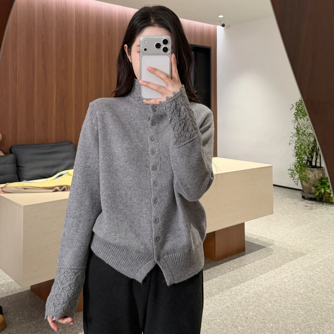 宿慕SUMU重工钩花毛衣开衫女2025冬季新款舒适宽松高龄针织衫0001