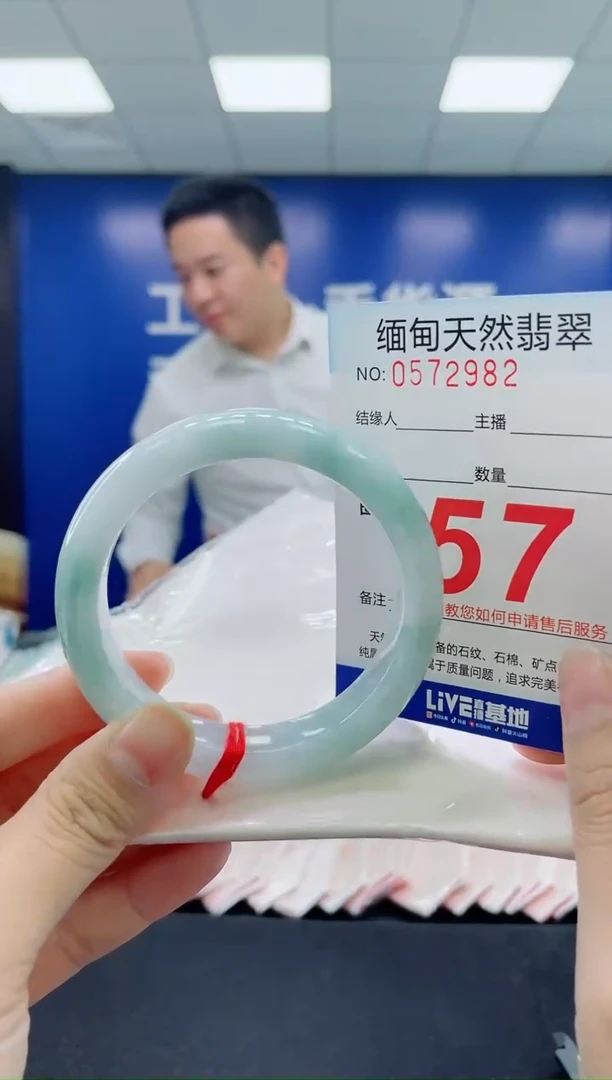 未镶嵌手镯翡翠天然翡翠手镯