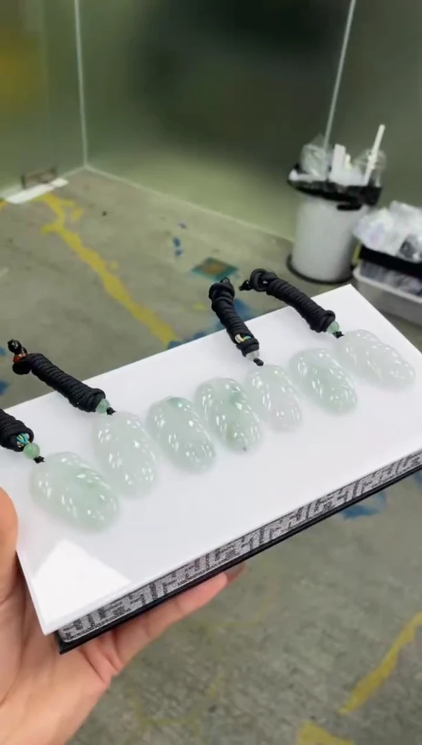 翡翠未镶嵌吊坠(不含链)大叶子         多样性发货发一件