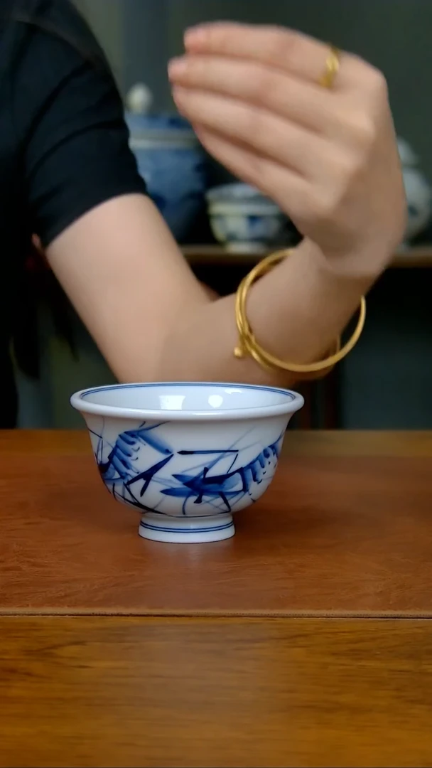 陶瓷写意虾趣压手杯