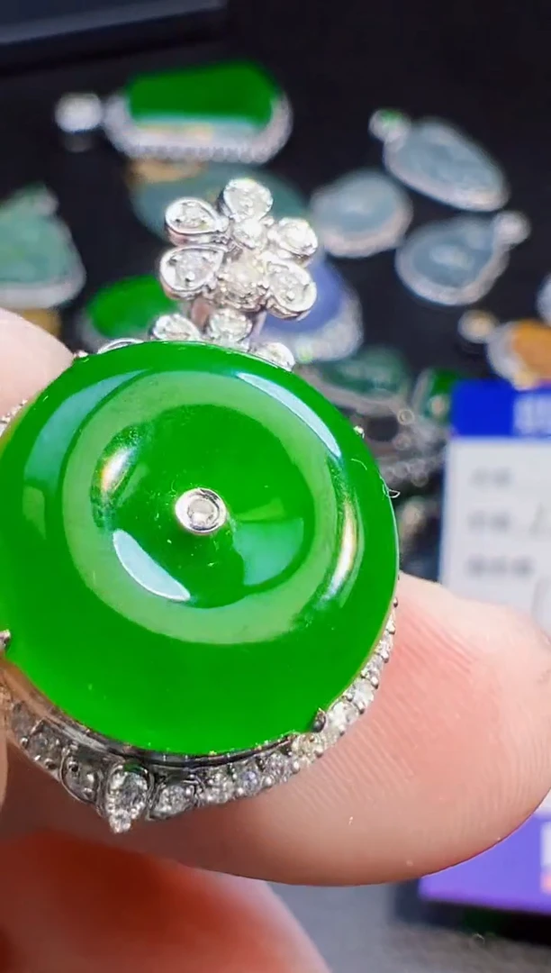 颈饰18K金镶嵌翡翠宁**远翡翠