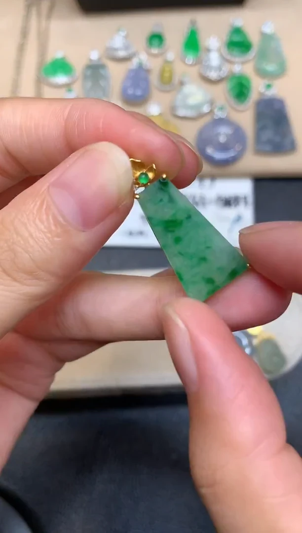 颈饰18K金镶嵌翡翠无事牌【无服务费