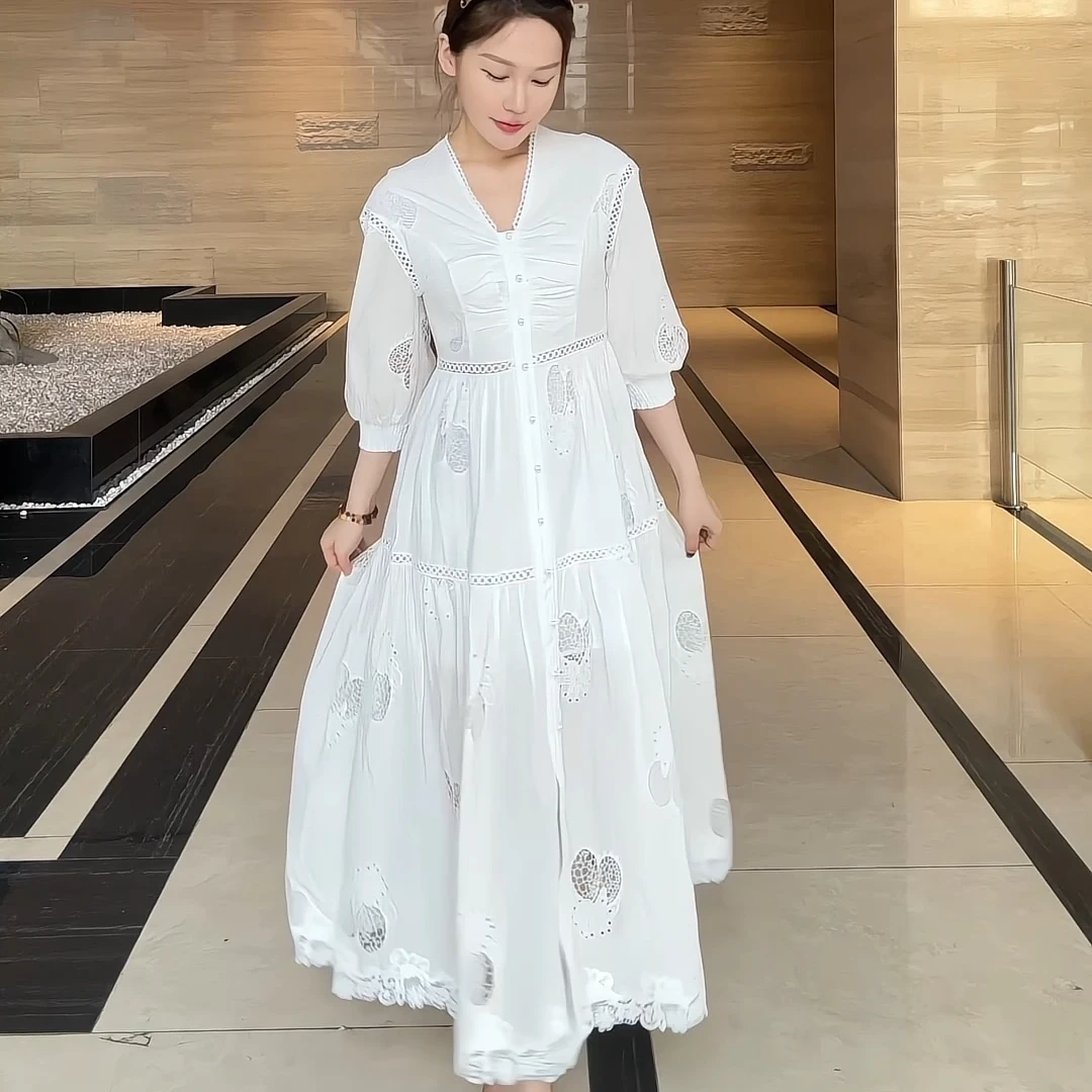 姜穹JIANGQIONG2025夏季蕾丝花边镂空抽皱珍珠扣装饰衬衫长连衣裙