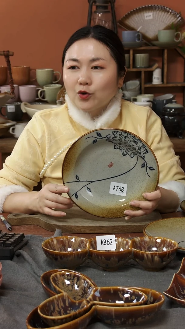 陶瓷A768 一只手绘蓝莲花斗笠盘22.5*3.5微瑕