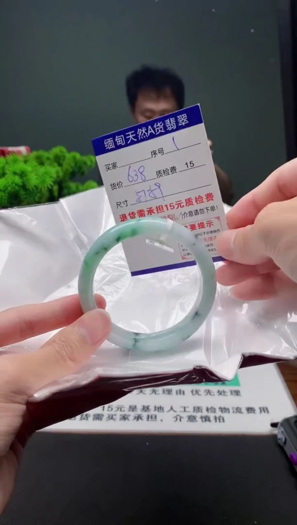 翡翠手镯未镶嵌1缅甸天然A货翡翠需包容瑕疵，介意慎拍