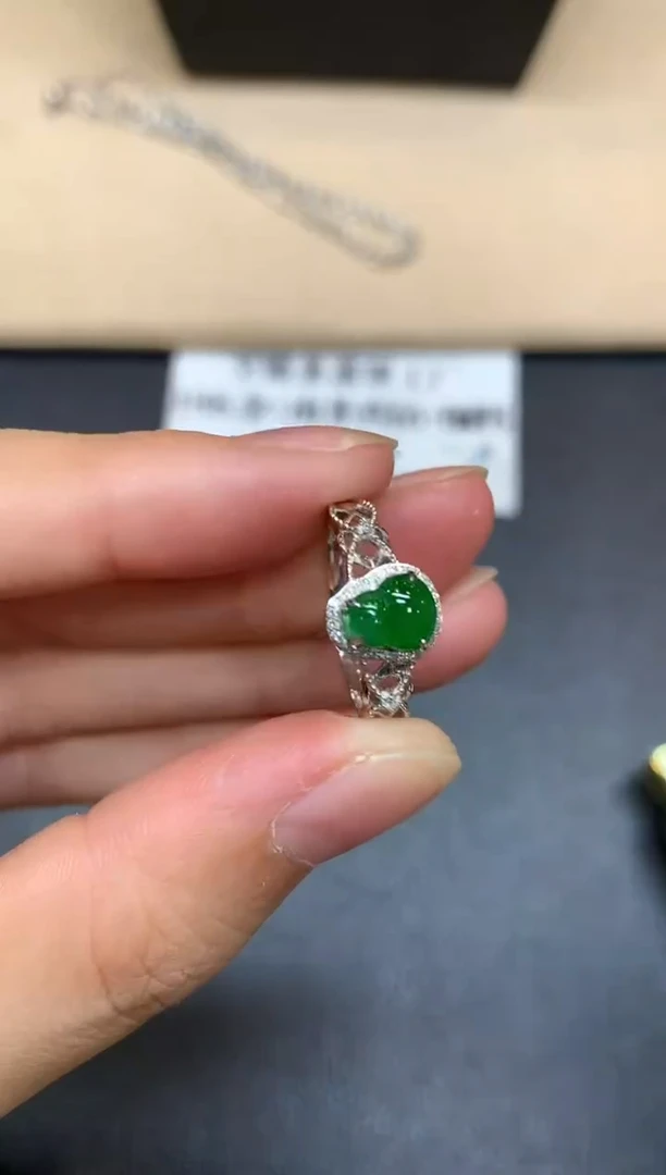 18K金镶嵌戒指翡翠葫芦【无服务费
