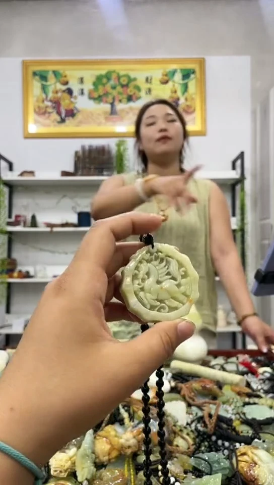 岫玉未镶嵌吊坠