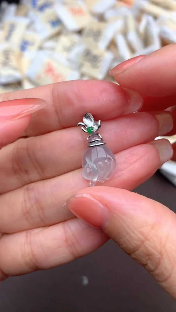 18K金镶嵌挂件翡翠一