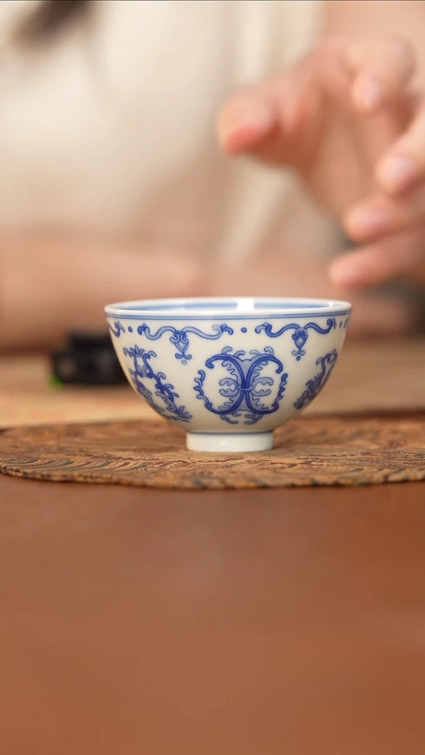 杯看山柴窑青花忍冬