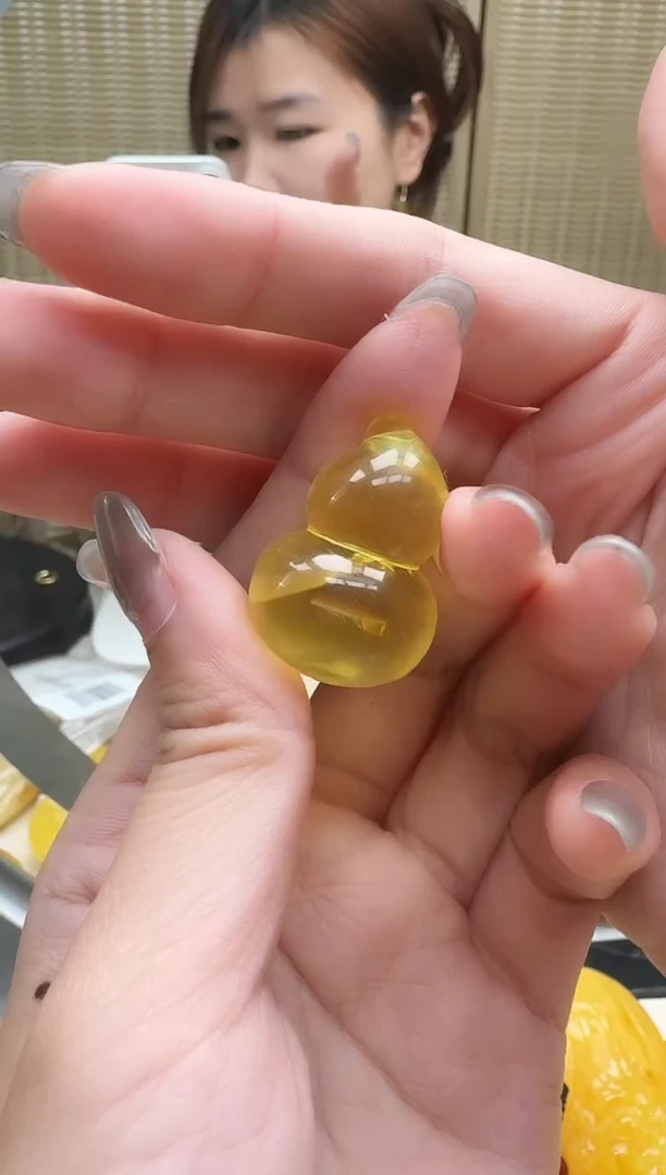 未镶嵌琥珀裸石如图