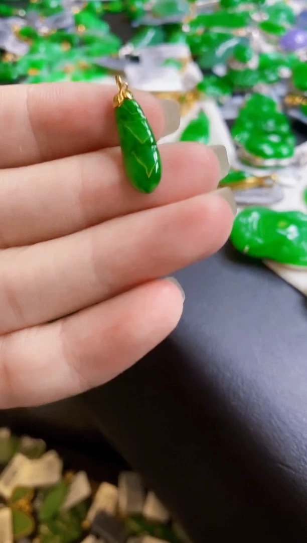 翡翠18K金镶嵌颈饰豆
